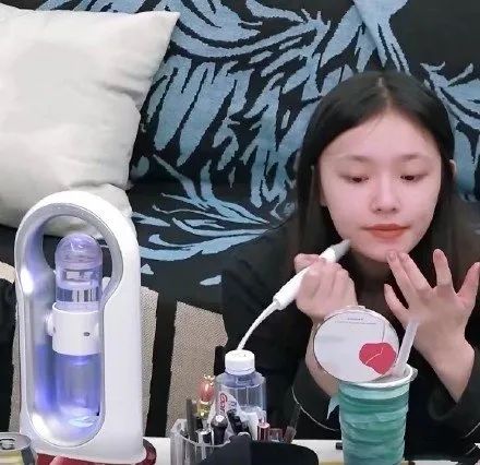 她给粉丝推荐几十块钱的平价产品，浴室里用的却是万元面霜？
