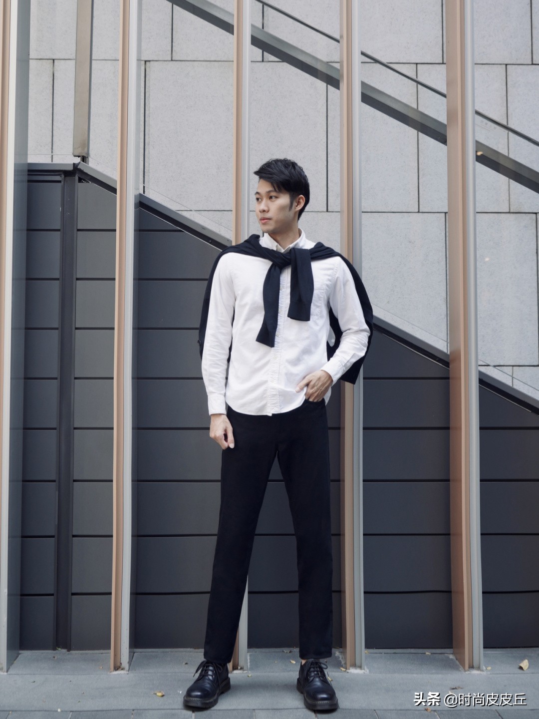 宝藏男孩们都会的穿搭技巧，就是驾驭一条百搭又经典的小黑裤