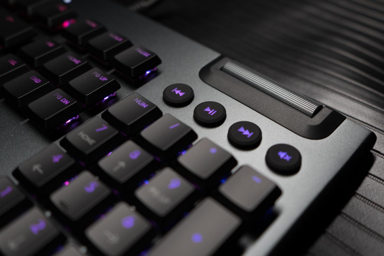 罗技矮轴键盘g813,罗技g813灯光旁边的那个键是什么