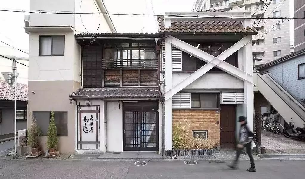 80后夫妇将破旧小宅爆改“复古咖啡厅”，95%家具都是自己打造