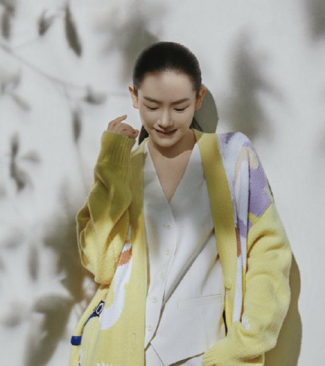 戚薇暗黑系裸妆,戚薇湿发造型大背头