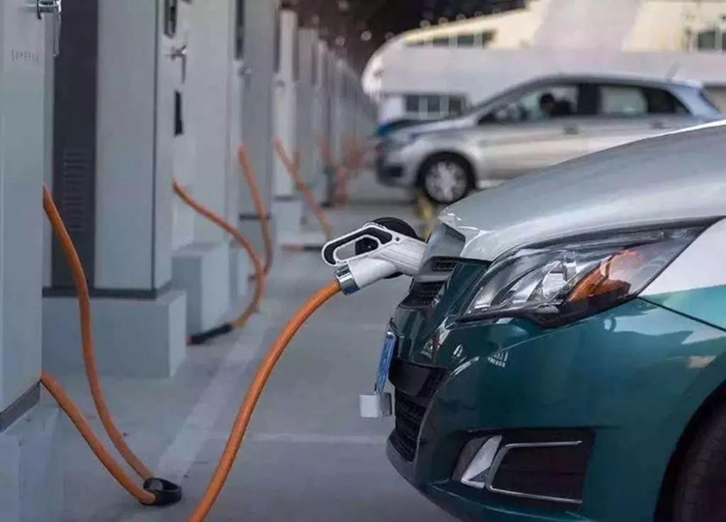 奔驰2030全面停售燃油车是真的吗,奔驰2030全面停售燃油车真的假的