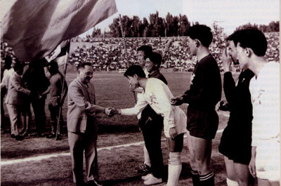 1987年，*小平邓**邀马拉多纳来中国遭拒，马拉多纳：不给3亿，不去