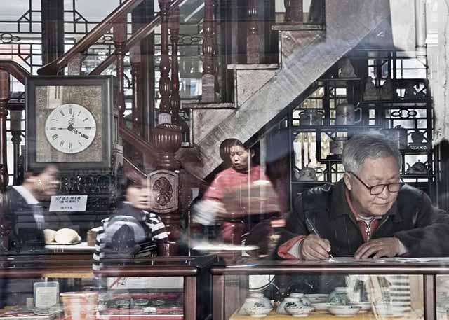 价值80万的古董被人当烟灰缸扔了,老汉捡到一个盆当成烟灰缸三年