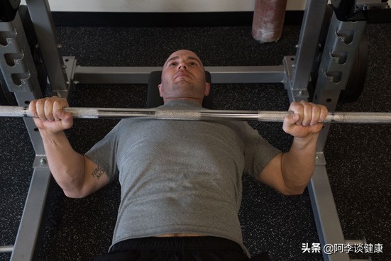卧推力量上不去？药球仰卧胸推爆发力训练：帮你快速进阶提升力量