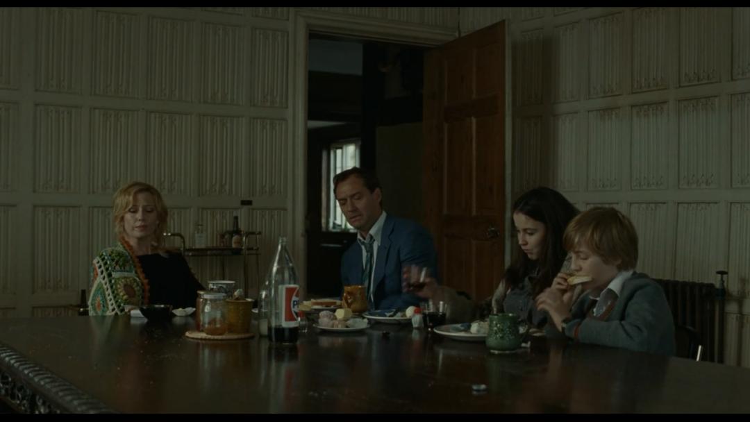 凡尔赛学经典反例,这部电影讲述了虚假繁荣的极端