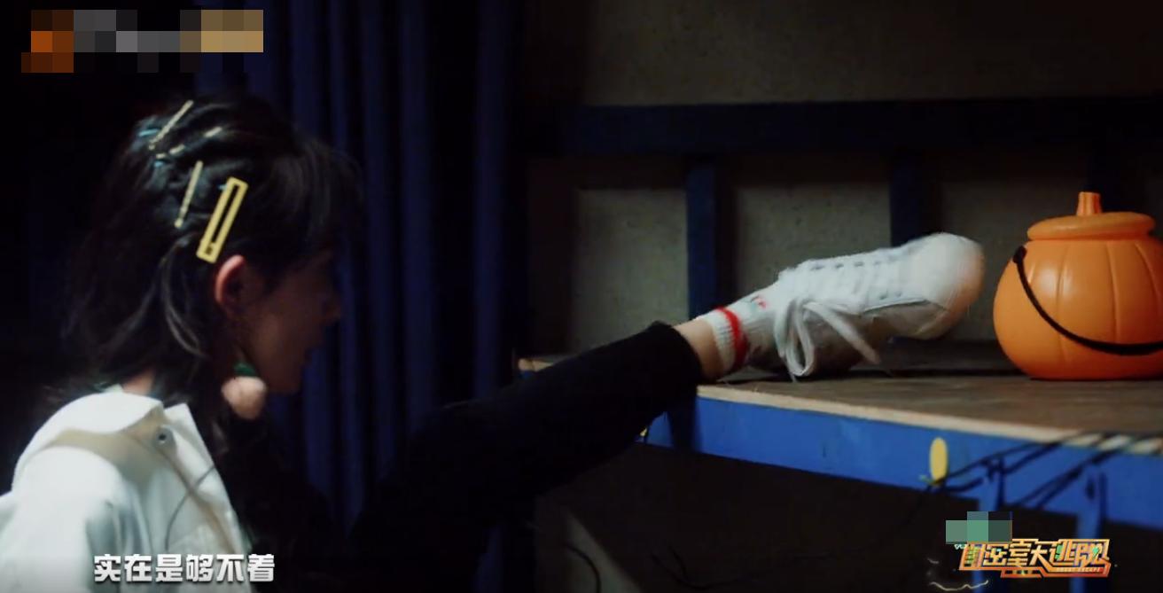 杨幂用腿找钥匙,实名《密逃》柔韧担当,或许这就是大长腿的优势