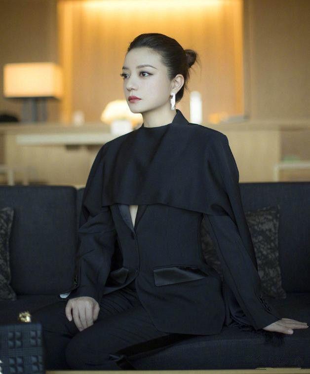 赵薇复古西装图,赵薇穿搭黑白西装