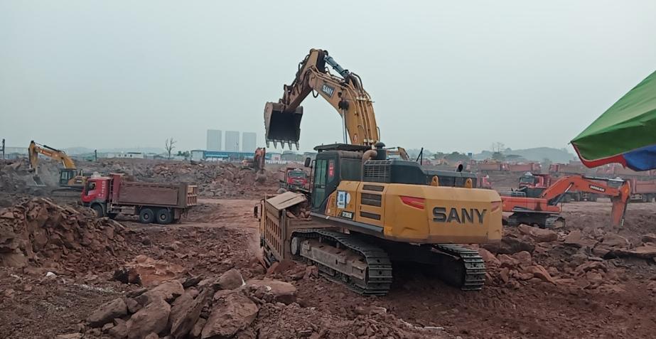 重庆龙兴专业足球场施工,龙兴足球场工地最新进度