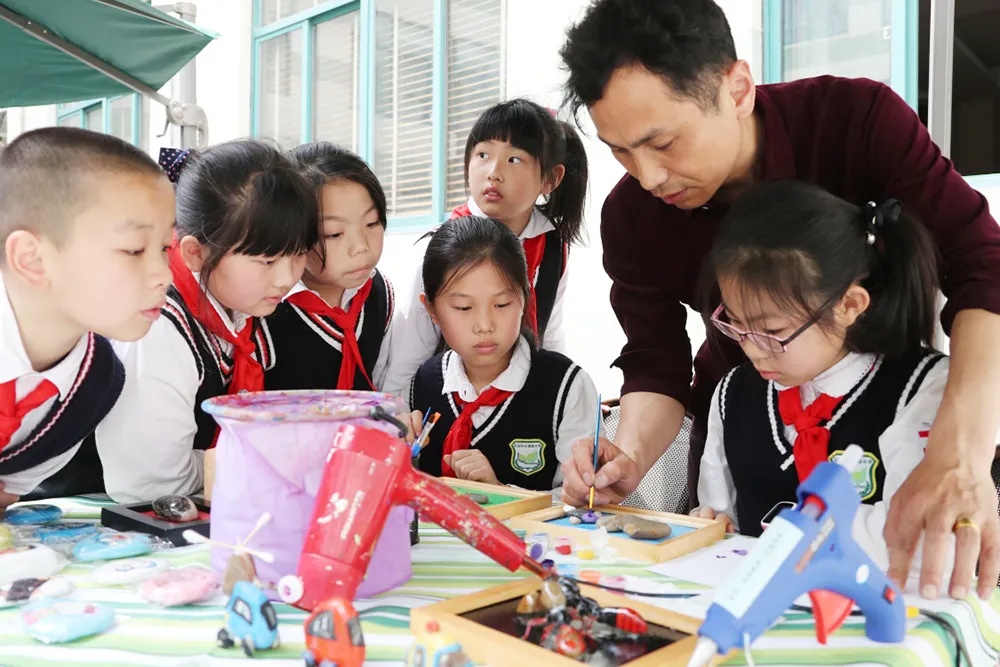 宝山这所学校“延时更延爱”的举动让“课后三点半”不再是问题！