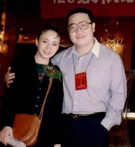 2010年宋丹丹前夫“人肉”背63万美金赴美，为何惹洗钱官司？