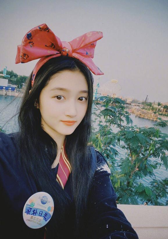 关晓彤穿的鞋子和袜子,关晓彤红袜子