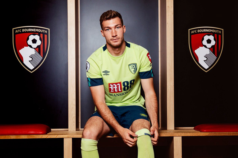 拜仁绿色球衣搭配,拜仁白金色客场球衣