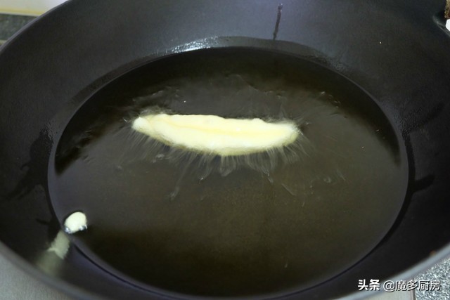 油条怎么做酥脆松软不用酵母牛奶,油条家常做法用酵母粉200克牛奶