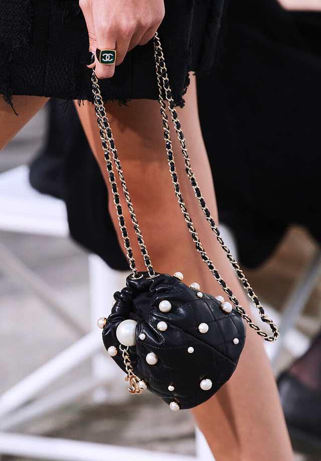 珍珠帽子白色怎么搭配好看,休闲穿搭适合戴的珍珠