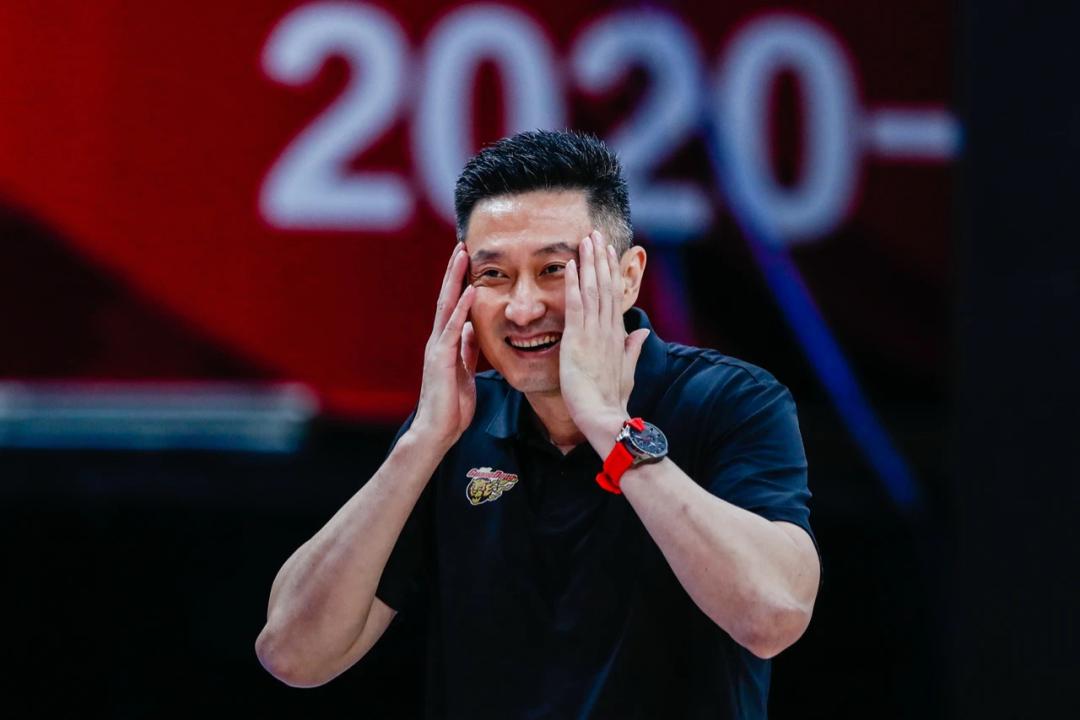 边打篮球边打人,一边打球一边打手