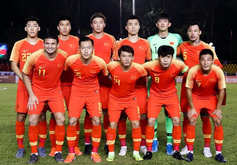 中国足球出线形势分析战平泰国,中国男足被对手球门线戏耍头球