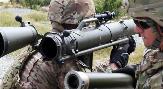 美国大兵最爱的瑞典火力，一人掀翻一辆坦克，一次性使用打完就扔