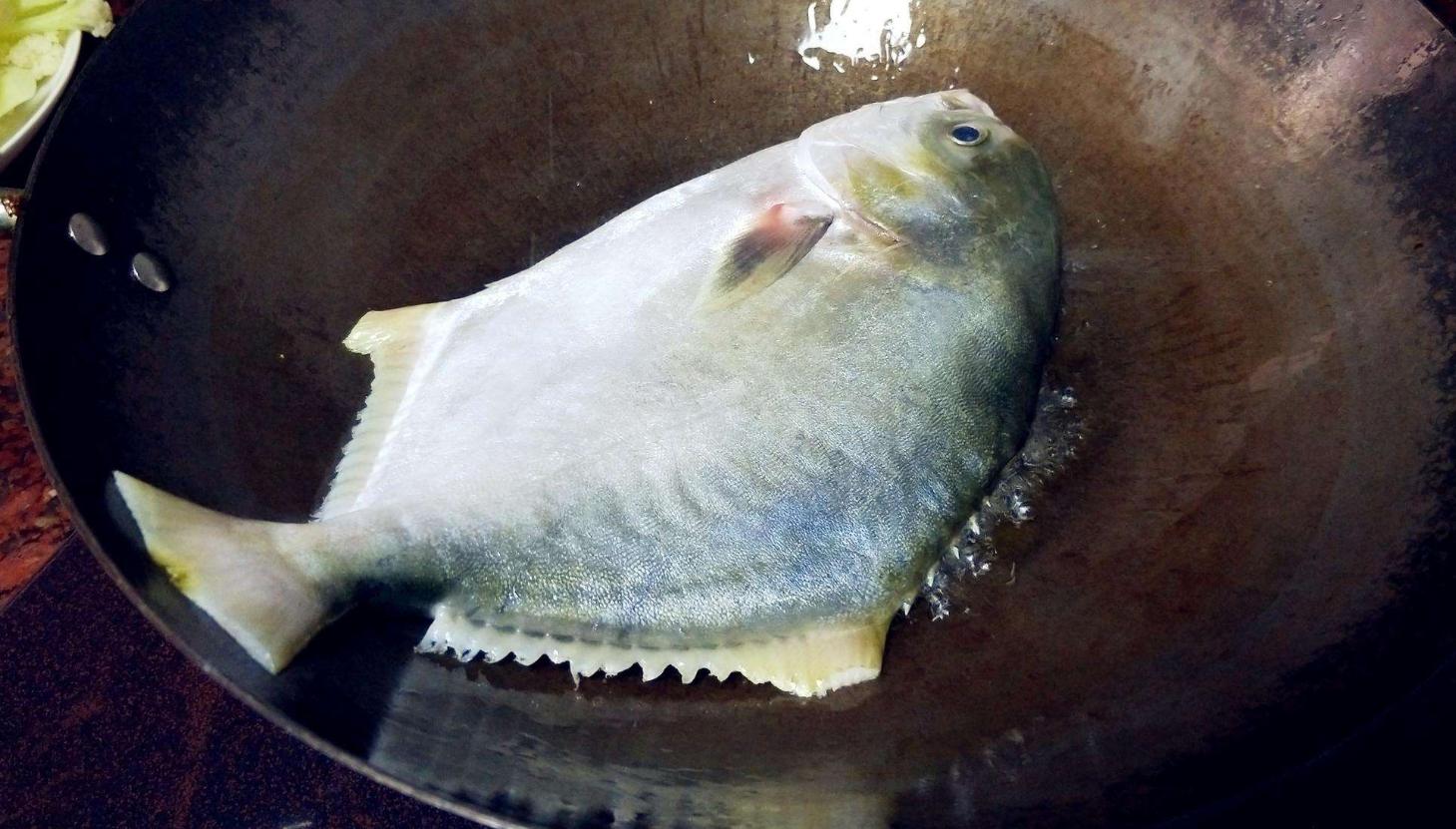 大鲳鱼的10种做法大全,鲳鱼经典菜品之干烧鲳鱼怎么做