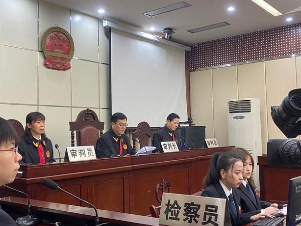 男子“专职”代抢火车票，一年抢购抢购车票3749张，被判罚金124万