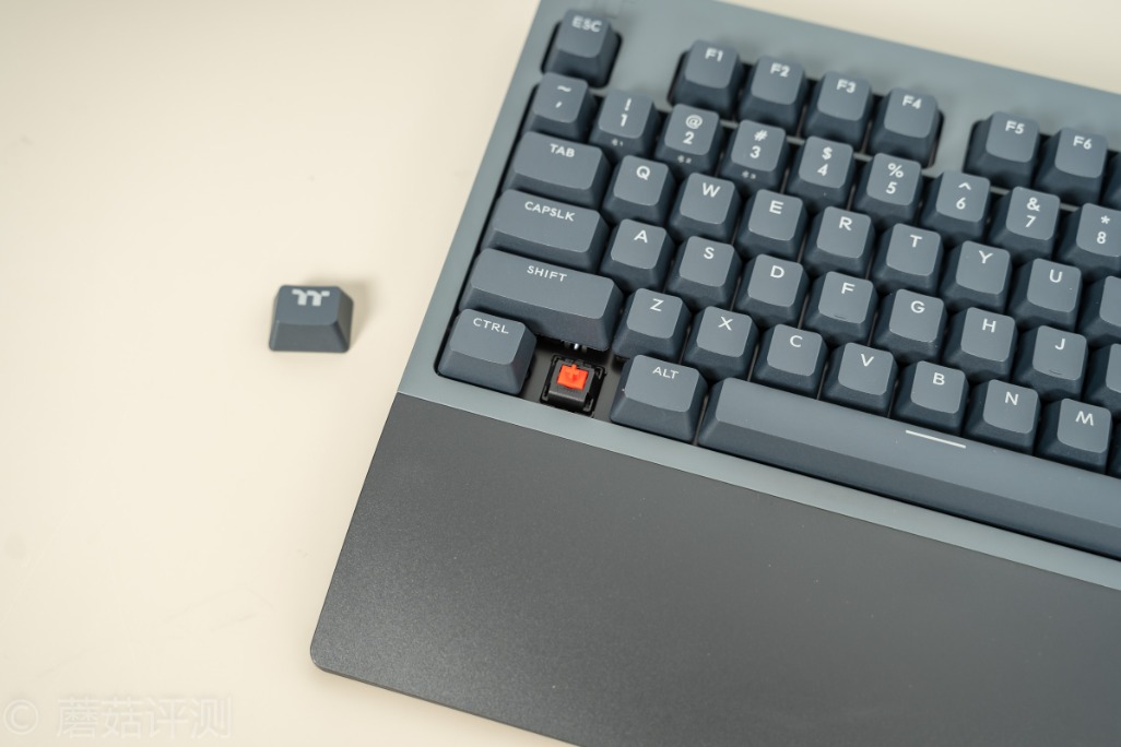 做工细腻手感超好,曜越g821多模电竞机械键盘