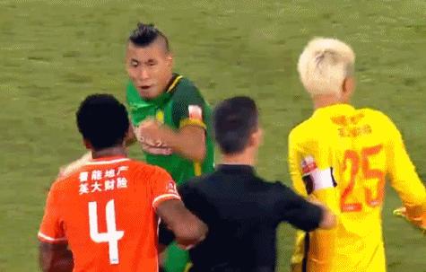 中国足球爆笑动态图,足球比赛搞笑动图高清