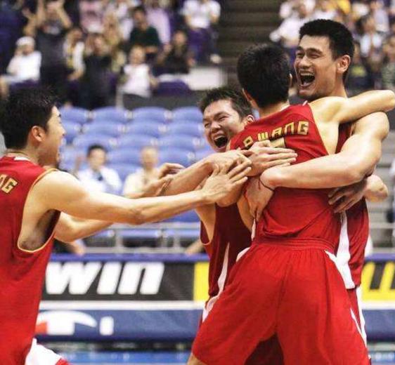 姚明十佳球残暴,姚明巅峰时期打爆热火三巨头