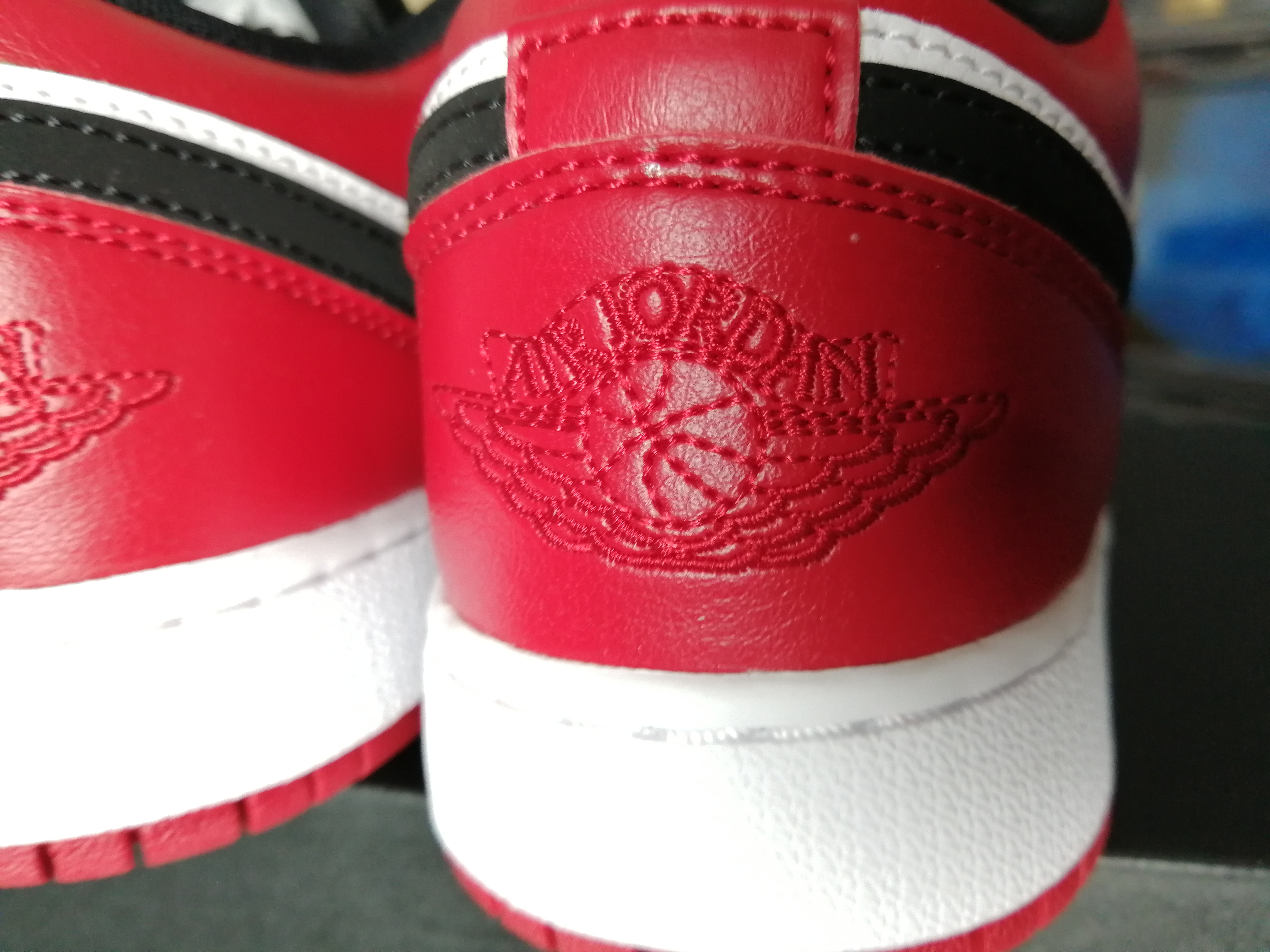 aj1黑黄脚趾低帮二手行情,aj1新款黑红脚趾值得买嘛