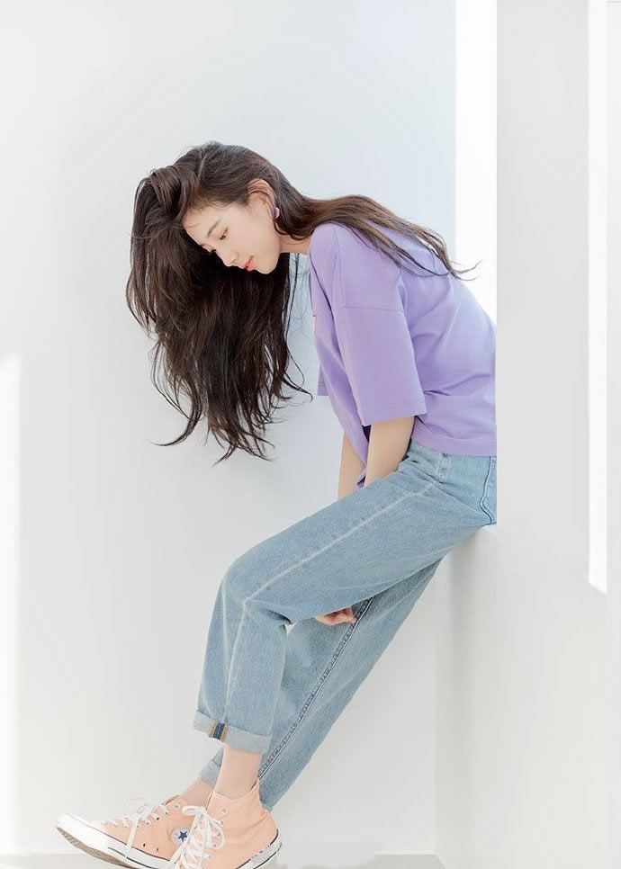 裴秀智穿粉色碎花裙图片,裴秀智黑色破洞牛仔裤