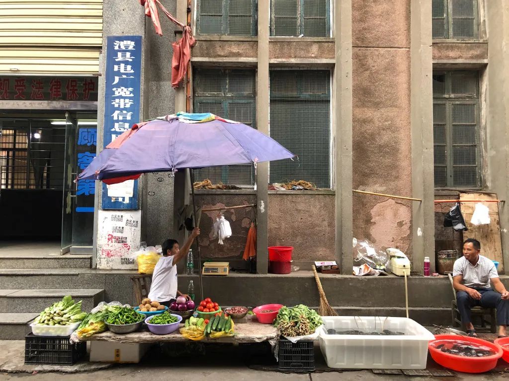 90后小姐姐在家里画画,90后小姐姐画画图片