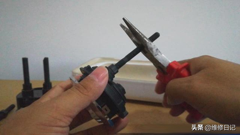 马桶水箱不归位怎么修理,马桶水箱里的按键不回弹