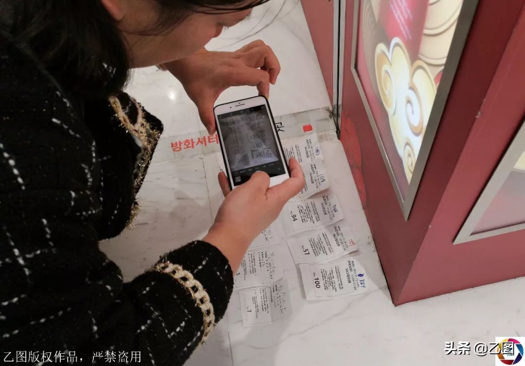 韩国免税店抢购中国游客排队,韩国免税店被中国代购包场