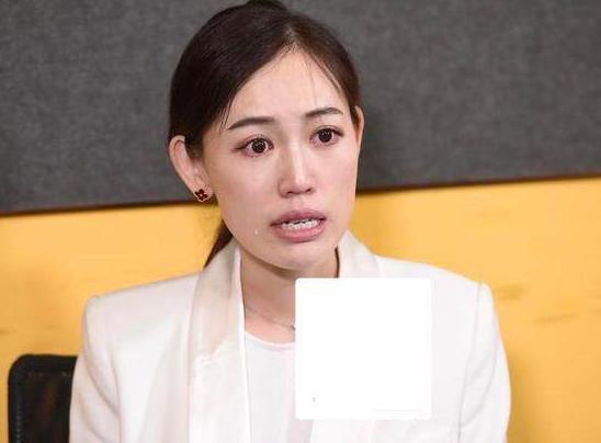 马蓉现身机场打扮如同一线女明星,马蓉蓝色礼服走红毯