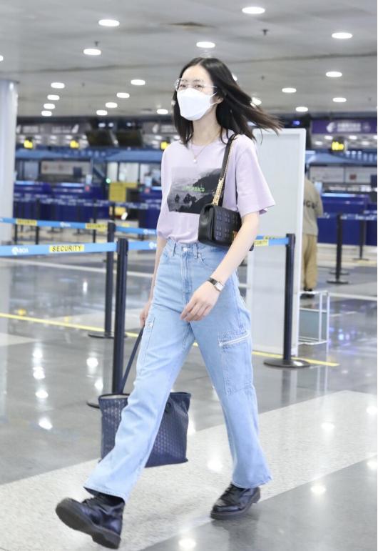 刘雯穿牛仔裤尽显大长腿，不愧是超模身材，腿也太长了