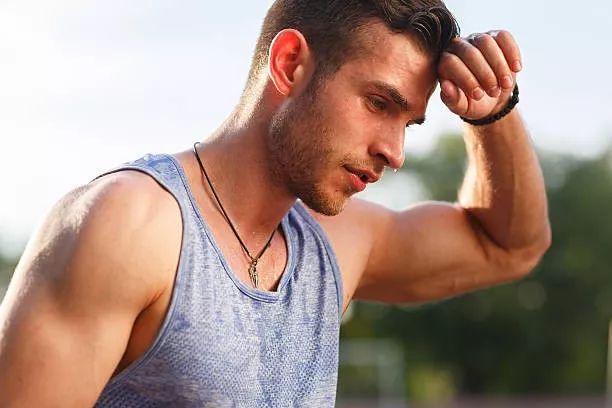 凭什么他跑五公里就不出汗!我八百米不到湿了一身?