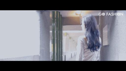 张予曦戴金丝框眼镜,张予曦银色服装