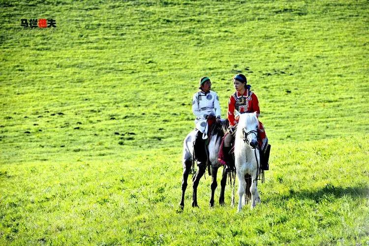 布里亚特牧民骑马摄影作品,草原蒙古族服饰摄影