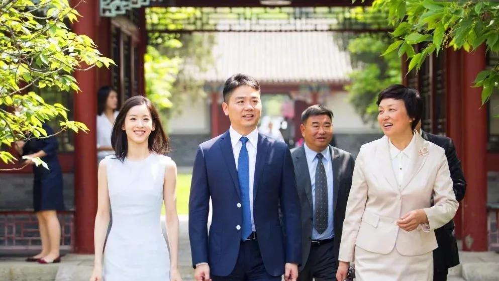 章泽天身价584亿是怎么算出来的,章泽天太太近照