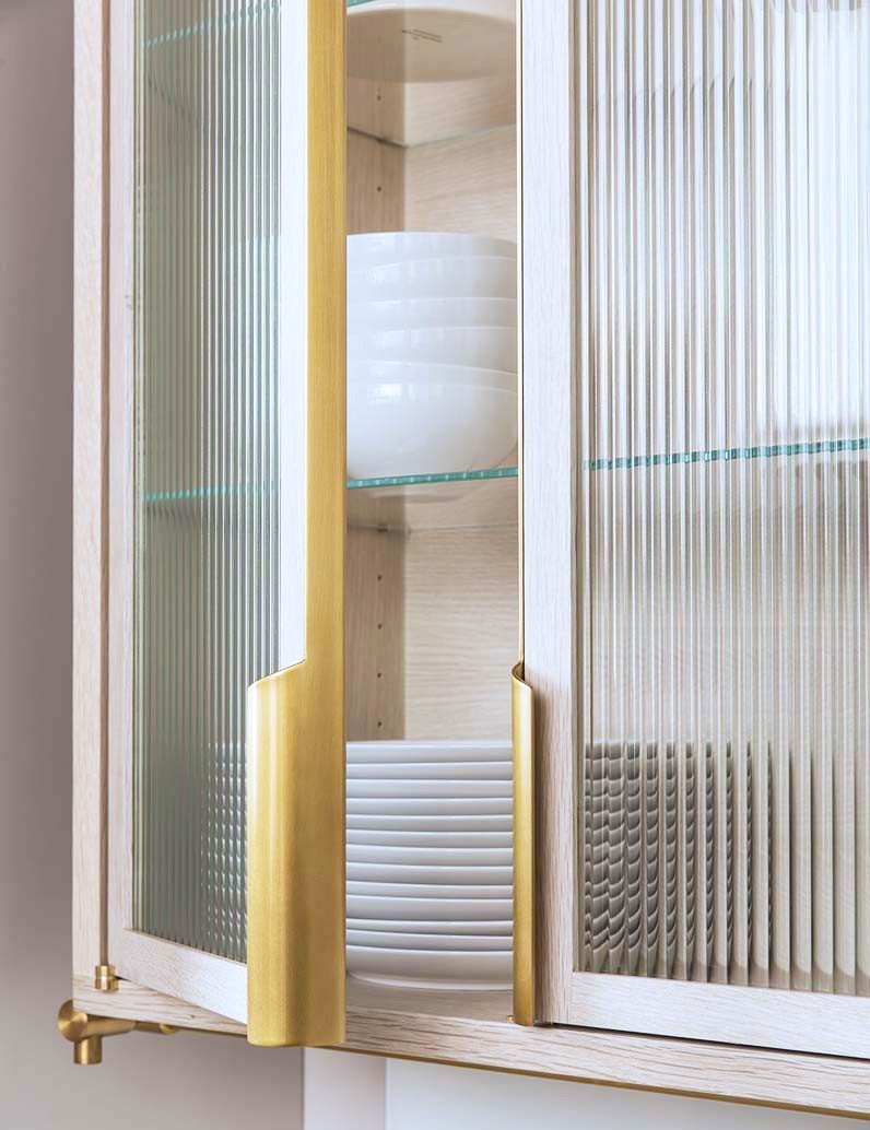 客厅隔断玻璃款式,客厅屏风隔断柜子加长虹玻璃