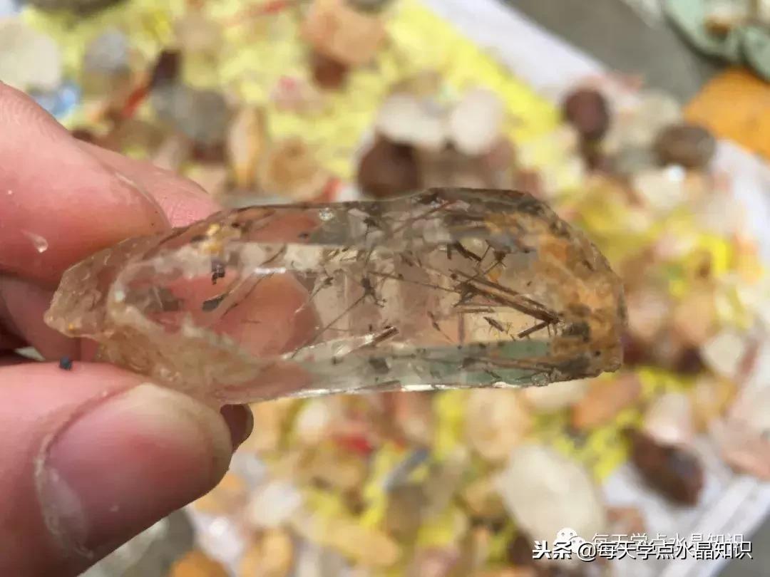 天蒙蒙亮赶个早市看一看天然水晶毛料市场