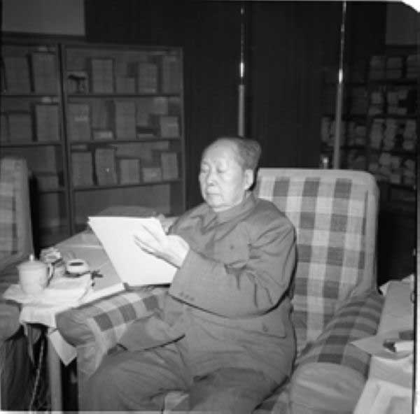 毛主席逝世揭秘：上将拿枪进入灵堂、外国政要悲伤、世界都在哀痛