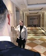 这只鹦鹉一直以为他是一只猴，所以每天都在重复做这个动作