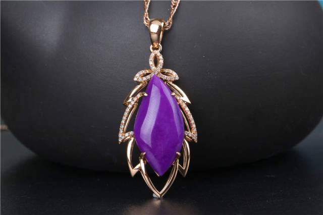 翡翠原石一刀暴涨视频,翡翠原石一刀切出20亿满色