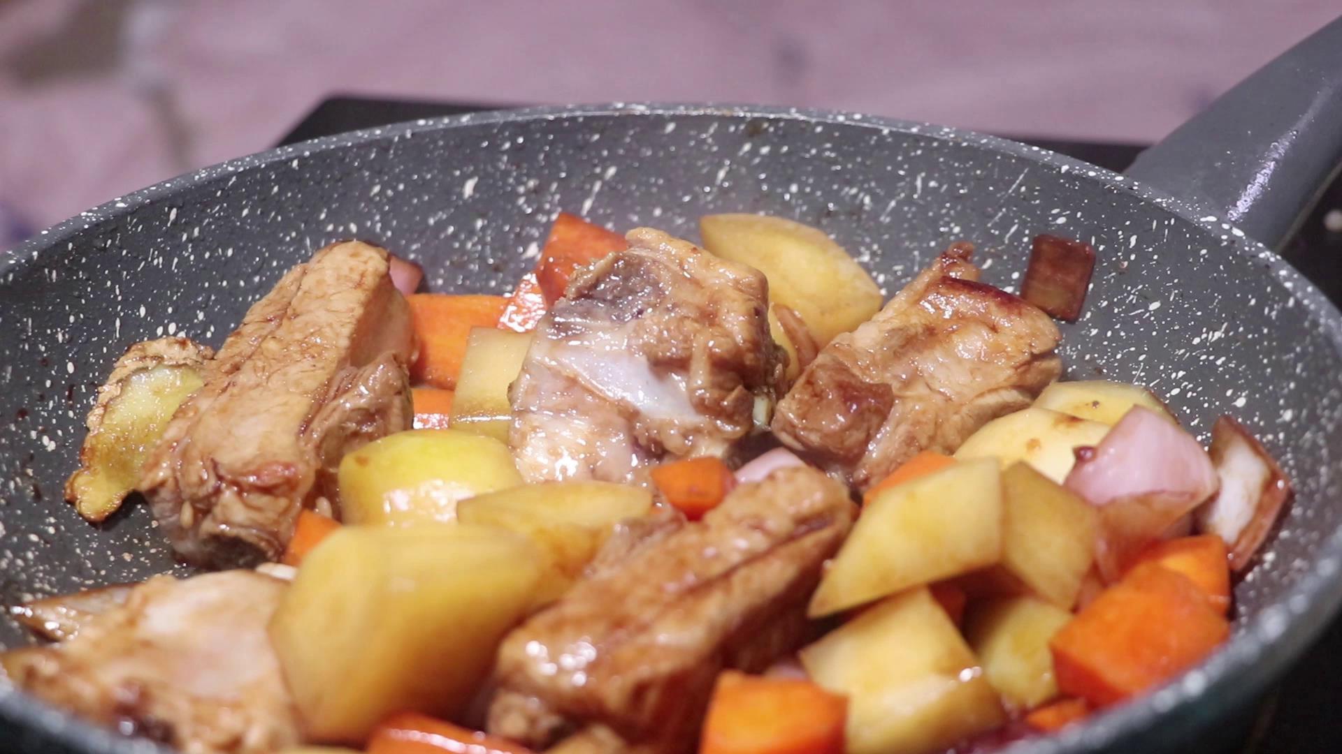 排骨焖饭加菜一锅出,排骨焖饭酱汁香辣口味