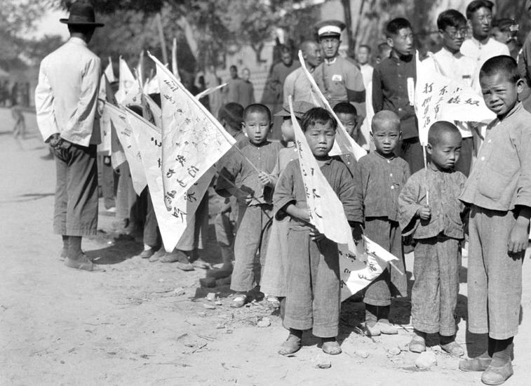 双枪老太婆沦为女匪，*杀虐**我军代表，毛主席特批枪毙并善待其后人