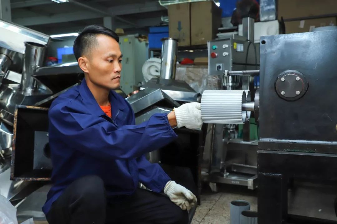 凭着“杠杠的”维修技术、“咔咔的”创新点子，他荣获了“广州好人”称号