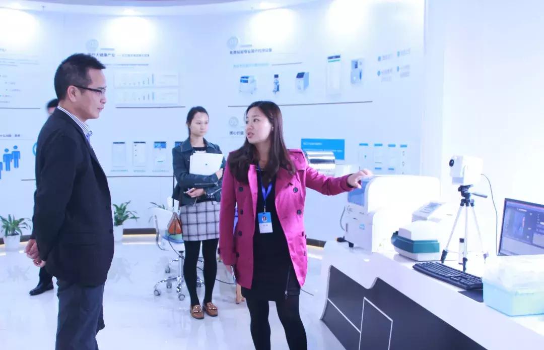 湖南益阳高新开发区经济合作局*局黄**长一行领导莅临医号馆参观考察