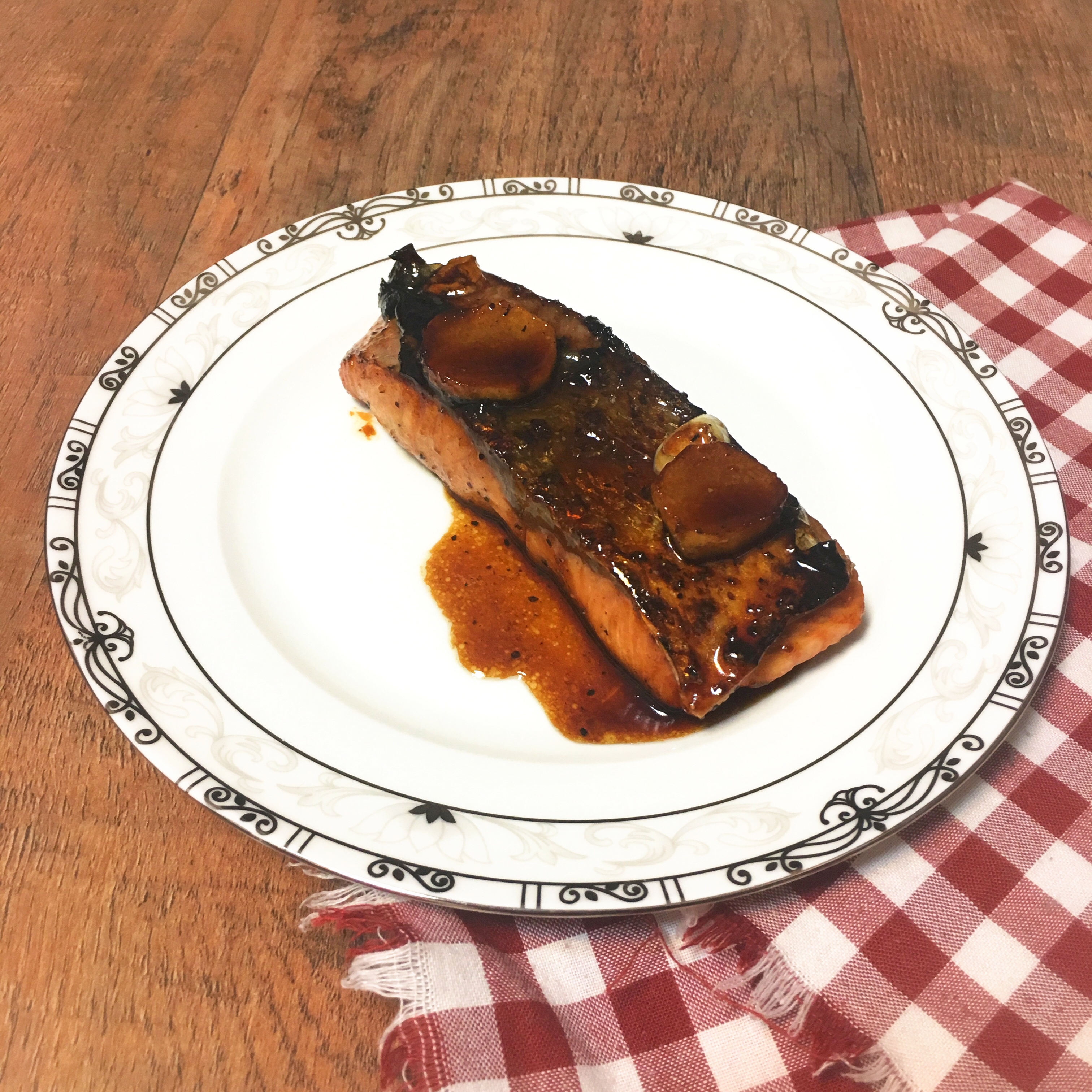 照烧汁腌制三文鱼,灼烧三文鱼配照烧汁