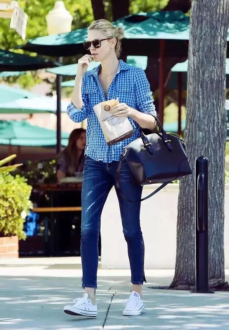 她的43岁，剃平头、扮丑增重50磅，她比男人更英气，比女人更妩媚