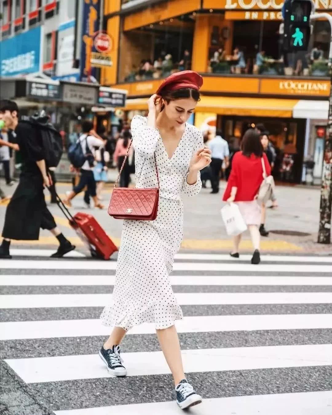 女人穿衣别太花哨,女人穿衣服怎样穿出高级感